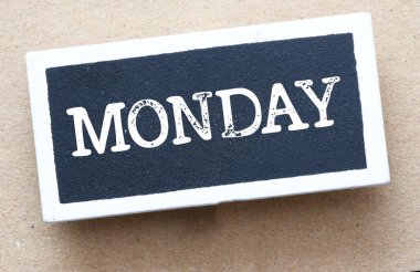 Pazartesi kelimesi küçük bir tebeşir tahtasında.