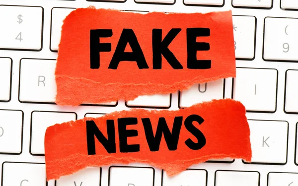 Fake Nieuws Woorden Een Klein Rood Velletje Papier — Stockfoto