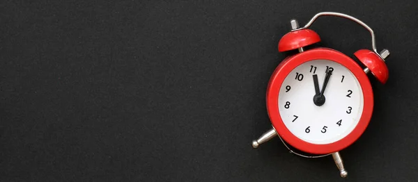Siyah Arkaplanda Kırmızı Alarm Saati — Stok fotoğraf