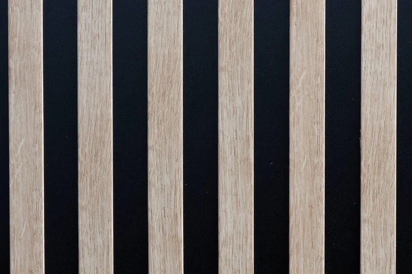 背景や質感として使用するための黒い木の上に木製のスラット — ストック写真