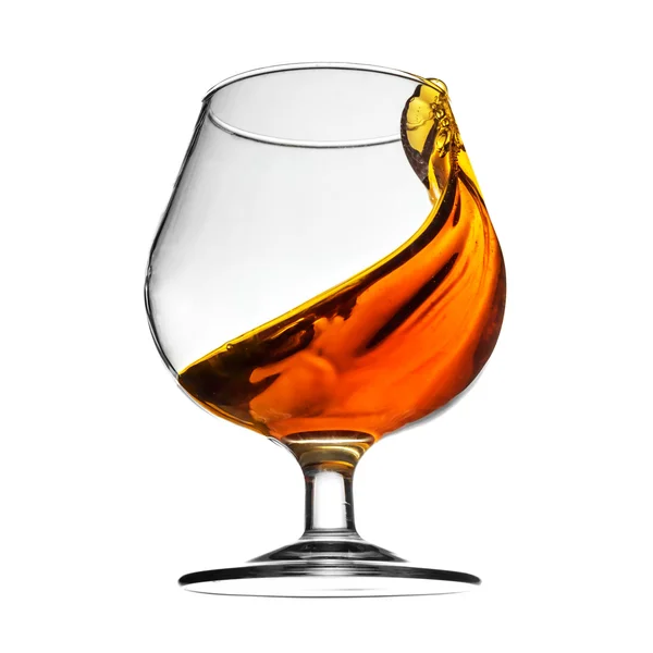 Spritzer Cognac im Glas auf weißem Hintergrund — Stockfoto