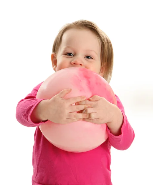 Μικρό κορίτσι αγκαλιάζει μια μπάλα — Φωτογραφία Αρχείου