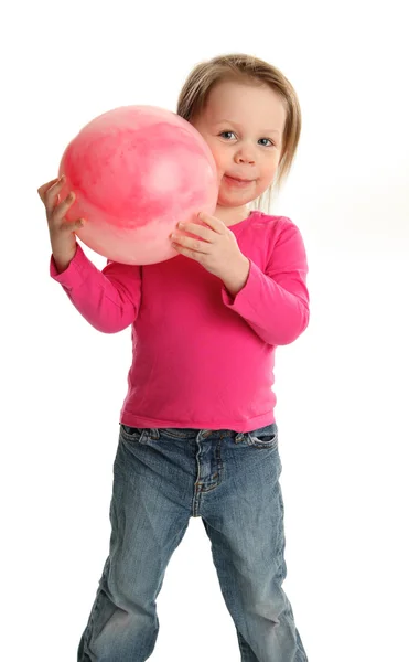 Jeune fille jouant avec une balle jouet — Photo