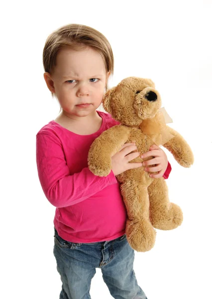 Kind hält Teddybär mit verrücktem Gesichtsausdruck — Stockfoto