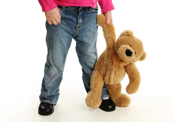 Toddler segurando as mãos com um urso de pelúcia — Fotografia de Stock