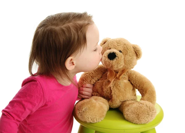 Μικρό κορίτσι μικρό παιδί φιλιά ένα αρκουδάκι — Φωτογραφία Αρχείου