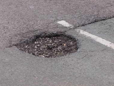 asfalt yol yüzeyi çukur