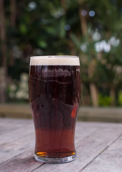 Pint van bittere op pub tuinmeubelen — Stockfoto