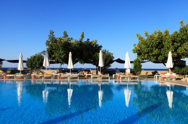 Yüzme Havuzu şezlonglar ile lüks otel