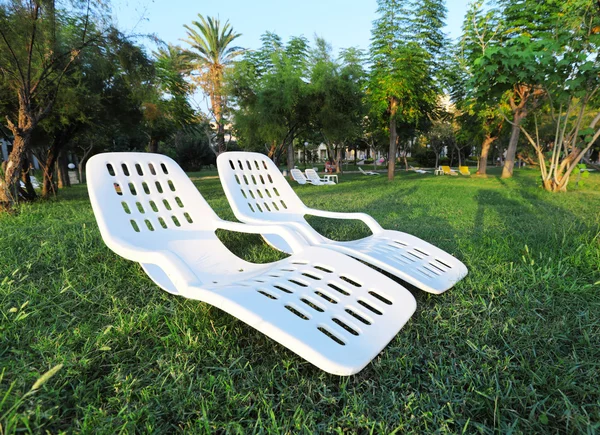 Två tomma plast stolar i park. rekreation på naturen — Stockfoto