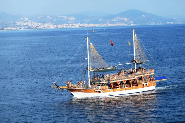 Travel on the sea, on old vessel. Coast line of Alanya, Turkey — Stock Photo, Image