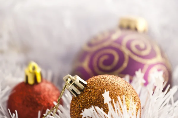 Christmas ball i frysning vintern bakgrund — Stockfoto