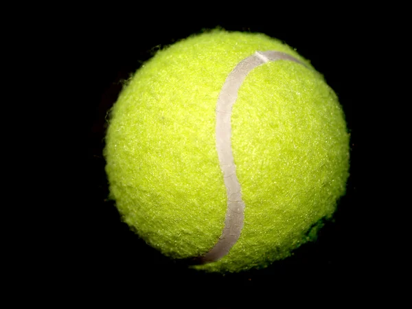 Tennisball isoliert auf schwarz — Stockfoto