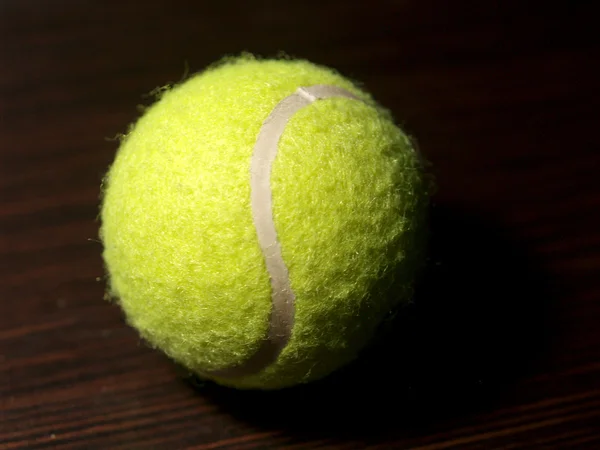 Balle de tennis isolée sur noir — Photo