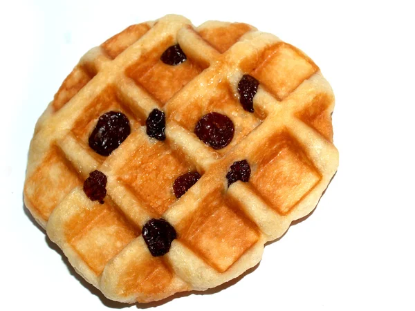 Photo de gaufre avec raisins secs isolés sur fond blanc . — Photo