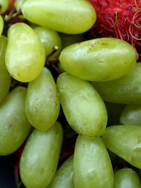 Delicioso Rambutan y uva verde —  Fotos de Stock