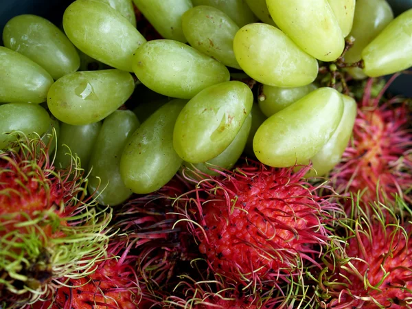 Delicioso Rambutan y uva verde — Foto de Stock
