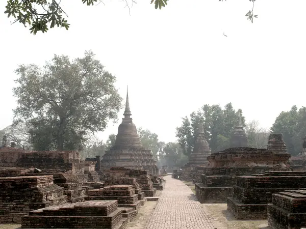 Parque histórico de Sukhothai, a cidade velha de Tailândia — Fotografia de Stock