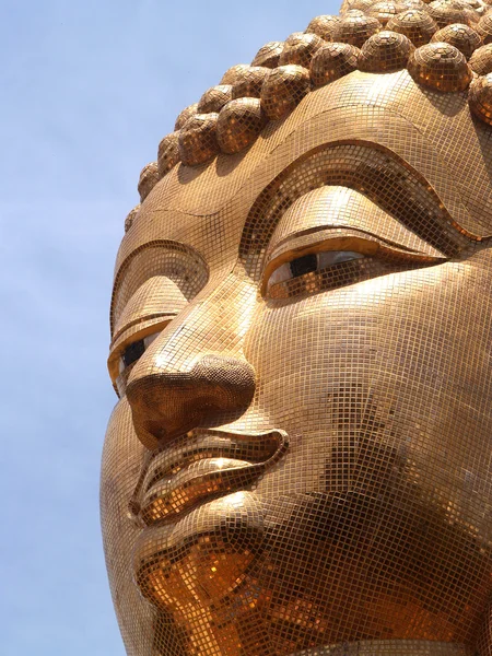 Будда Уттхаян и Пхра Монгкон Минг Муанг, Амфо Муанг Амнат Чароен, Таиланд — стоковое фото