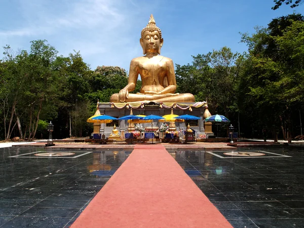 Bouddha Utthayan et Phra Mongkhon Ming Mueang, Amphoe Mueang Amnat Charoen, Thaïlande — Photo