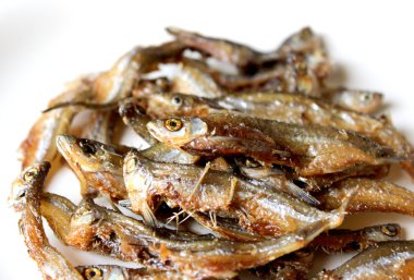 Kızarmış kurutulmuş balık