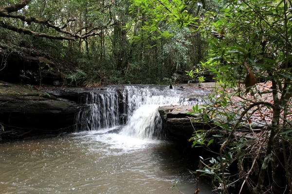 Soi Sawan waterfall.Pha Taem National Park Ubon Ratchathani Tailândia . — Fotografia de Stock