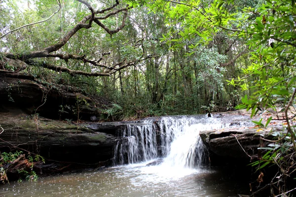 Soi Sawan waterfall.Pha Taem National Park Ubon Ratchathani Tailândia . — Fotografia de Stock