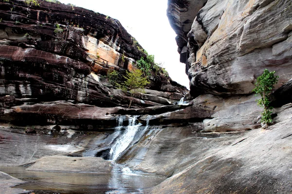 Soi Sawan waterfall.Pha Taem National Park Ubon Ratchathani Tailândia . — Fotografia de Stock