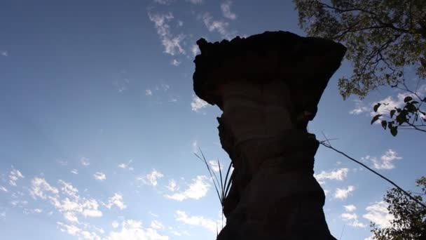 Stenen aard pijler op patam, sao Azië thailand, ubonratchathani — Stockvideo