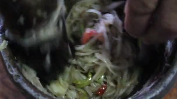 Papaja salade met krab, somtum Thais eten koken — Stockvideo