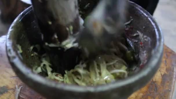 Papaja salade met krab, somtum Thais eten koken — Stockvideo