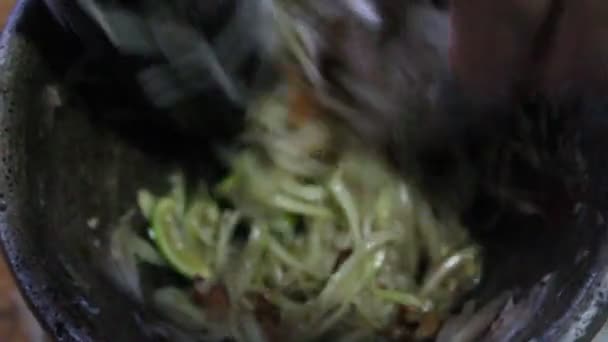 Приготовление салата из папайи с крабом, сомтум тайская еда — стоковое видео