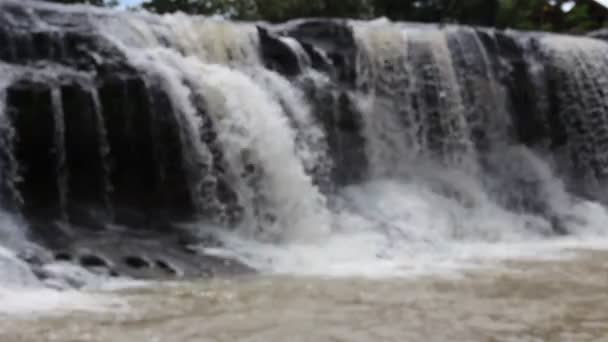 Wasserfall bei ubonratchathani thailand — Stockvideo