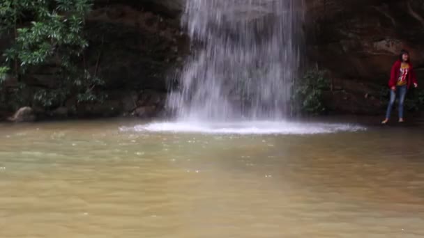 Vodopád na ubonratchathani Thajsko — Stock video