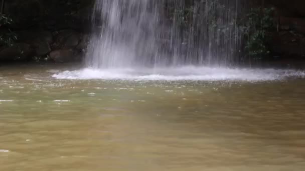 Wasserfall bei ubonratchathani thailand — Stockvideo