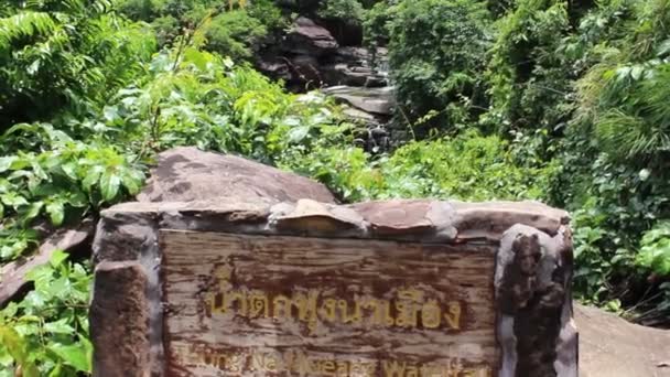 Waterval aan ubonratchathani thailand — Stockvideo