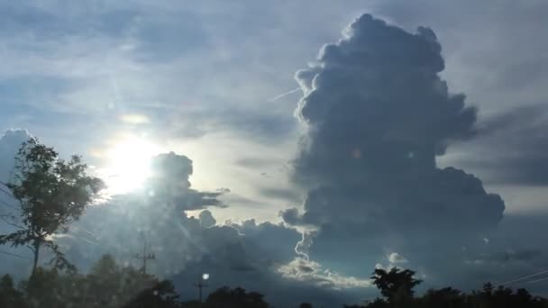 Silniční, modrá obloha a slunce — Stock video