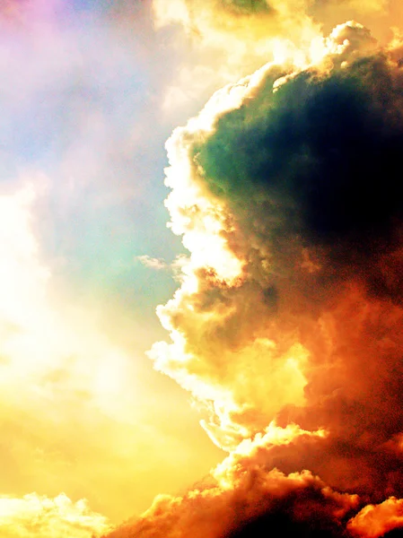 Krásné barvy oblohy mraky sezóny v filtrované obrazy upravit — Stock fotografie