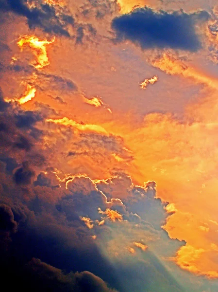 Nuvens céu temporada cor bela edição em imagens filtradas — Fotografia de Stock