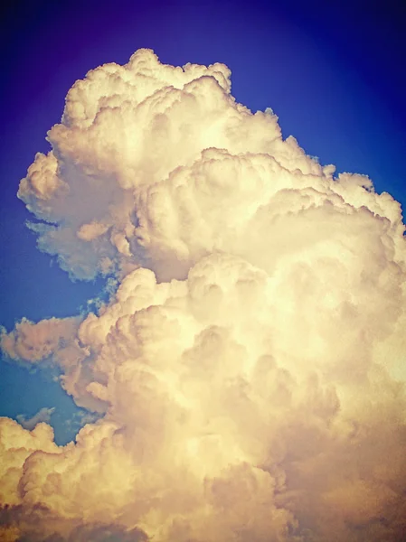 空雲の季節色の美しいフィルターされた画像の編集します。 — ストック写真