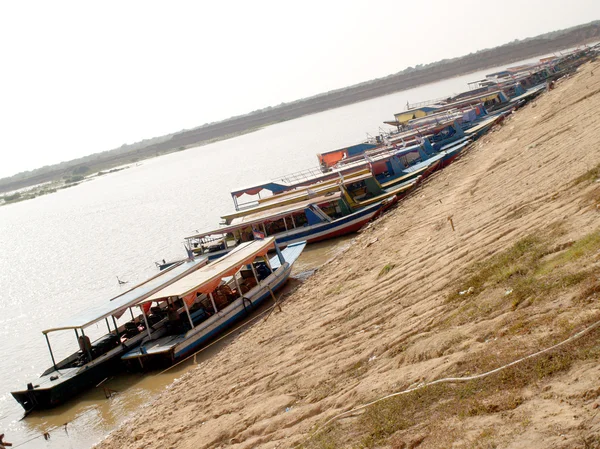 Plovoucí vesnici jezero tonle sap. Kambodža — Stock fotografie