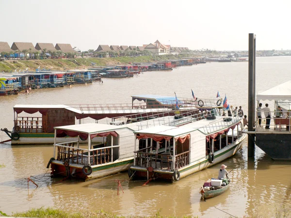 Villaggio galleggiante Tonle lago linfa. Cambogia — Foto Stock