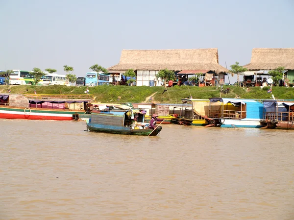 Flytande byn Tonle underminerar laken. Kambodja — Stockfoto