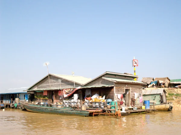 Plovoucí vesnici jezero tonle sap. Kambodža — Stock fotografie