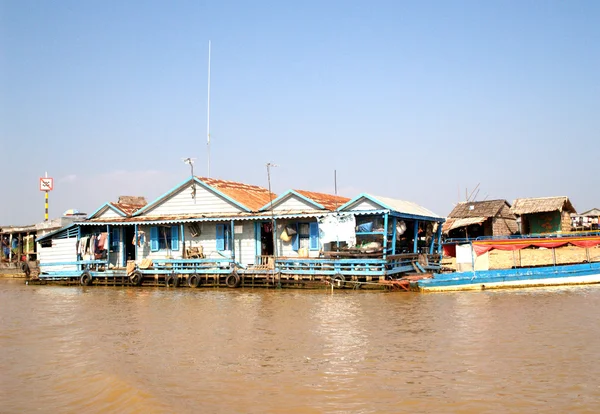 Schwimmende Dorf Tonle Saft See. Kambodscha — Stockfoto