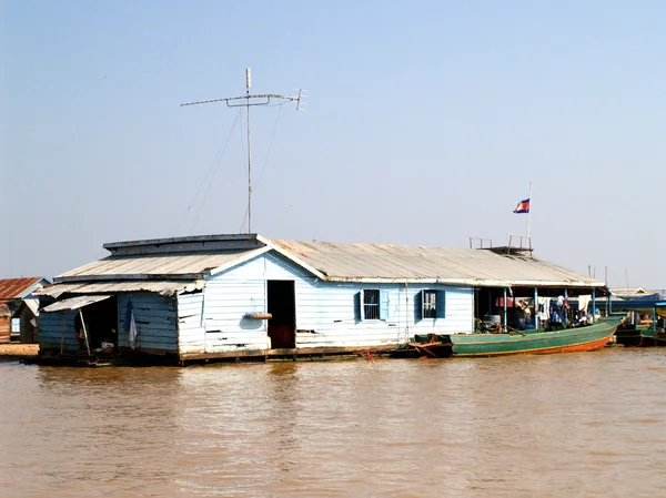 Pueblo flotante Tonle lago savia. Camboya — Foto de Stock