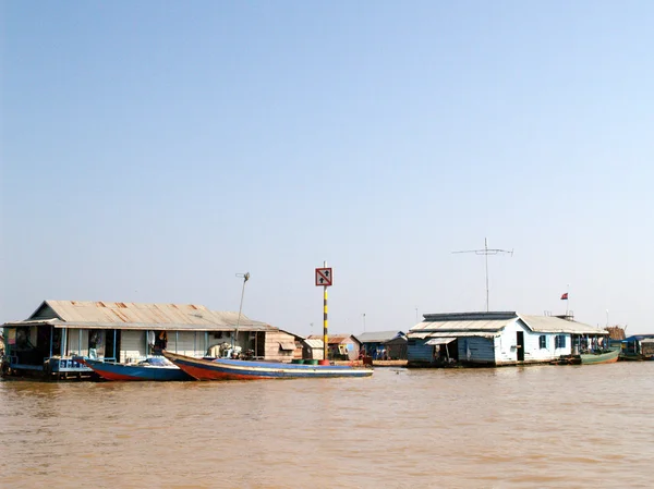 Πλωτό χωριό Τονλέ sap λίμνη. Καμπότζη — Φωτογραφία Αρχείου