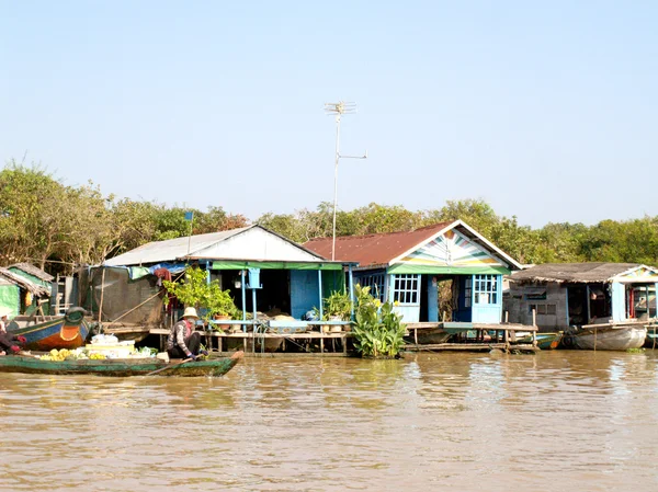 Pueblo flotante Tonle lago savia. Camboya — Foto de Stock