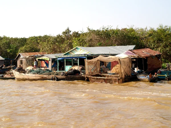 Pueblo flotante Tonle lago savia. Camboya — Foto de Stock