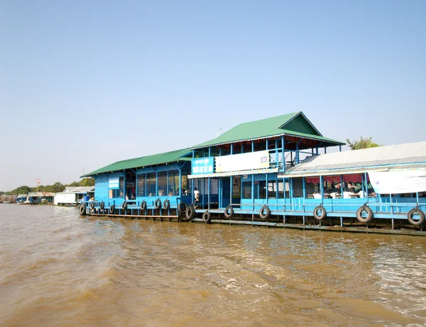 Villaggio galleggiante Tonle lago linfa. Cambogia — Foto Stock